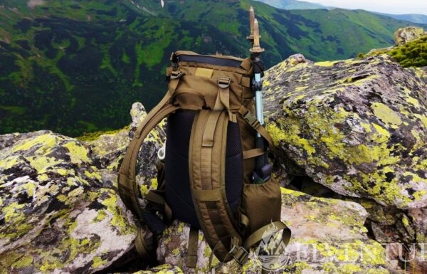 plecak turystyczny hrdy mouse 20l na tle tatrzańskiego zbocza