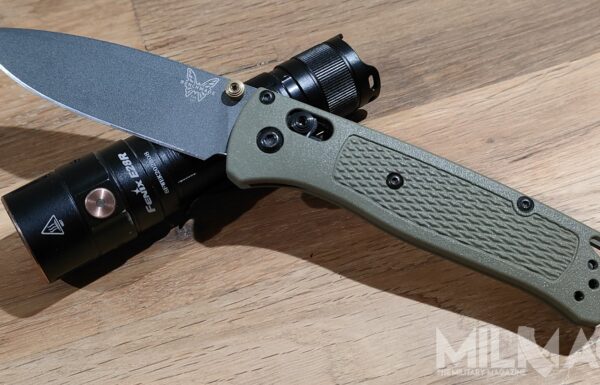 nóż benchmade bugout i latarka fenix e28r
