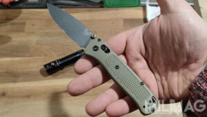nóż benchmade bugout w porównaniu do dłoni