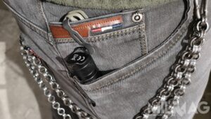 benchmade bugout i fenix e28r schowane w kieszeniach