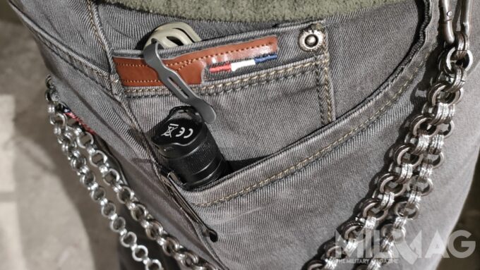 benchmade bugout i fenix e28r schowane w kieszeniach