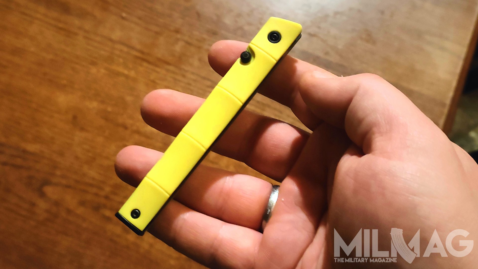 crkt ceo bamboo trzymany w dłoni