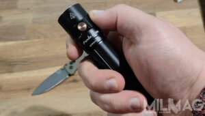 chwyt na latarce fenix e28r