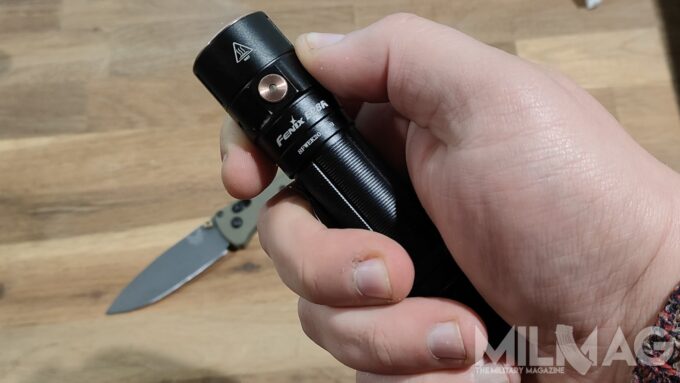 chwyt na latarce fenix e28r