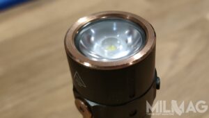 głowica i soczewka kolimacyjna w latarce fenix e28r
