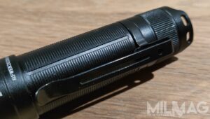 klips latarki fenix e28r