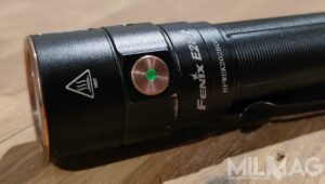 włącznik ze wskaźnikiem poziomu baterii w latarce fenix e28r