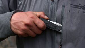 Mini Osborne w kieszeni kurtki