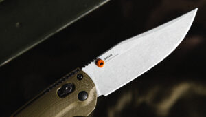 pomarańczowy kołek w benchmade Taggedout