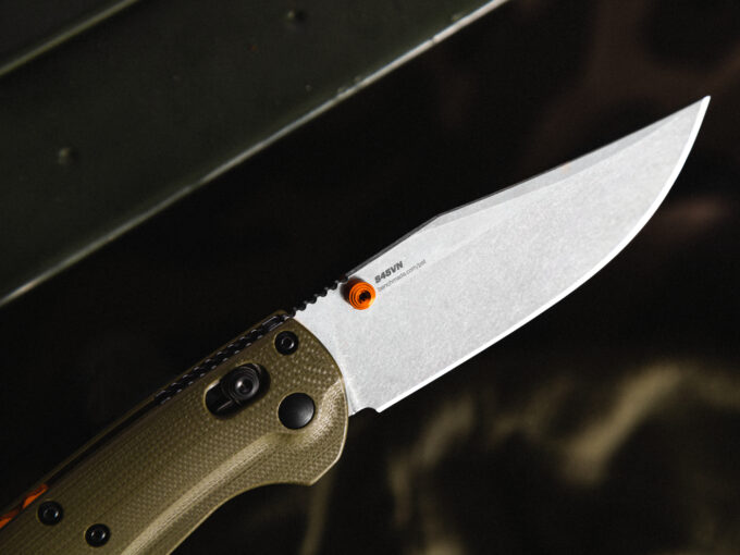 pomarańczowy kołek w benchmade Taggedout