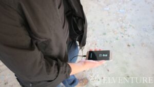 powerbank schowany w kieszeni wewnętrznej kurtki helikon greyman