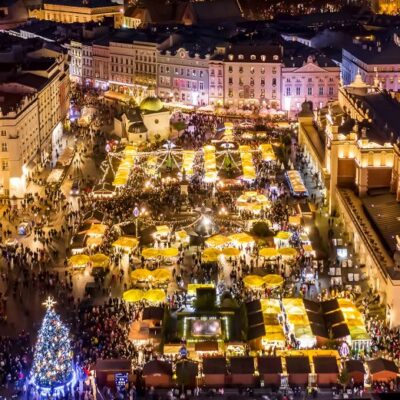 Krakowski jarmark Bożonarodzeniowy z lotu ptaka. Źródło: https://wibwycieczki.pl