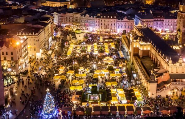 Krakowski jarmark Bożonarodzeniowy z lotu ptaka. Źródło: https://wibwycieczki.pl