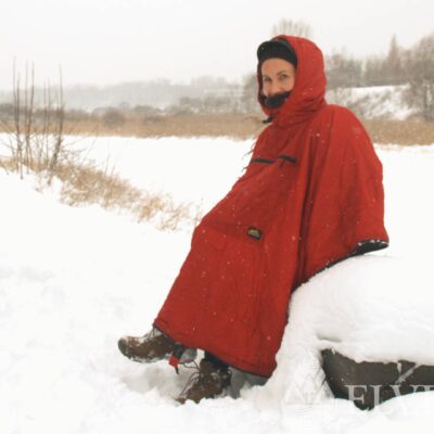 ciepłolubna kobieta w ponczo helikon swagman