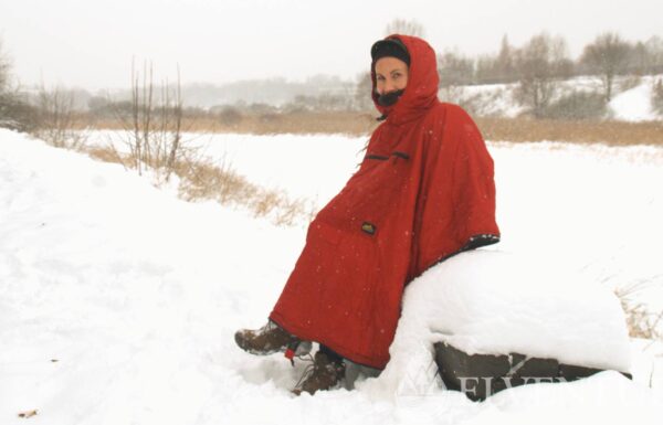 ciepłolubna kobieta w ponczo helikon swagman