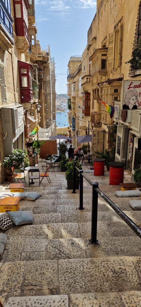 Skoro „schodowe ulice” są lokalnym standardem, to dlaczego by nie założyć na schodach ogródka knajpki?