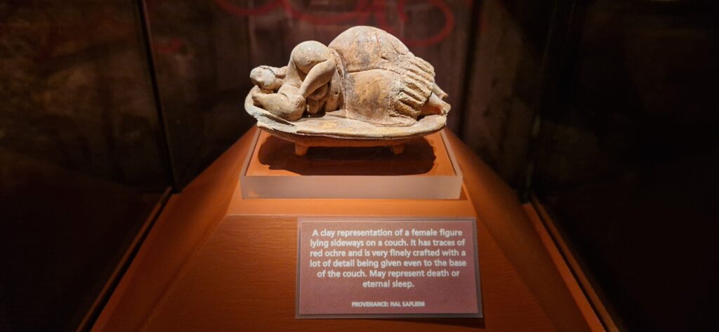 Słynna „Śpiąca dama” z Malty, czyli figurka paleolityczna znaleziona w hypogeum Ħal Saflieni, obecnie eksponowana w Muzeum Archeologicznym w Vallettcie. Warto tam pójść dla lekcji prehistorii i historii starożytnej podanej w bardzo czytelnej, ciekawej formie