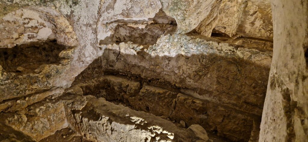 Jeszcze kawałeczek starożytności maltańskiej, czyli jedno z zagłębień grobowych w katakumbach Świętego Pawła w Rabat. Dwa groby obok siebie, a ponad nimi loculi