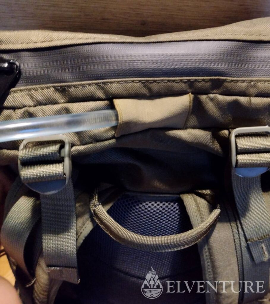 Wyjście na rurkę systemu hydracyjnego w plecaku Mouse 20l