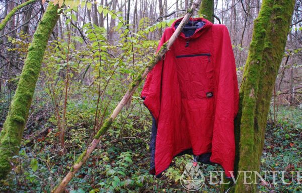 czerwone ponczo helikon swagman roll wiszące na gałęzi w lesie
