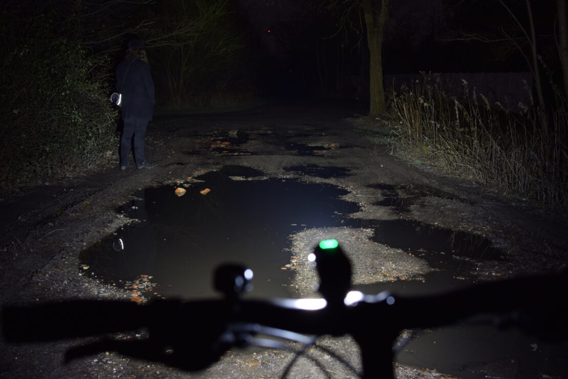 Porównanie trzech trybów jasności w Olight RN 1500.