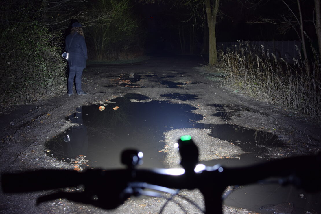 Porównanie trzech trybów jasności w Olight RN 1500.