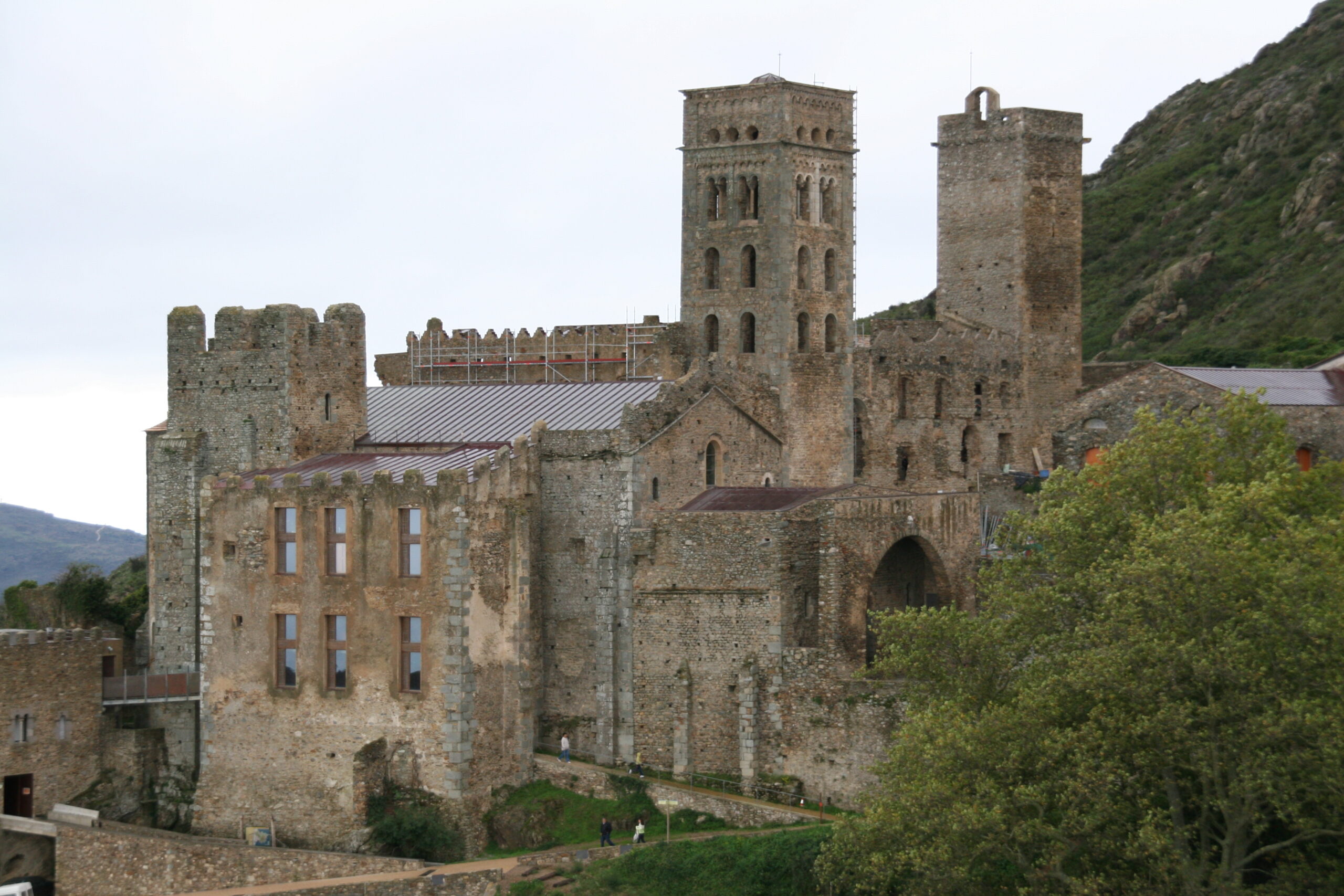 Sant Pere de Rodes- dawny klasztor benedyktyński w comarce Alt Empordà, na północnym wschodzie Katalonii, w Hiszpanii. Pixel, https://commons.wikimedia.org/w/index.php?curid=1321582