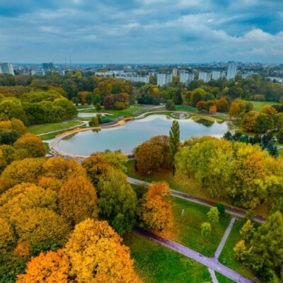 Warszawa, widok z lotu ptaka na Pole Mokotowskie. źródło: https://um.warszawa.pl/, Cezary Warś