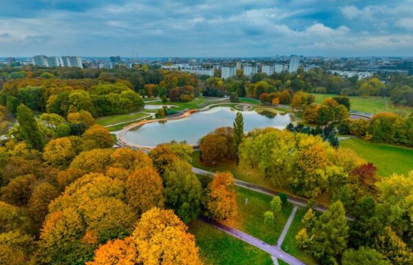 Warszawa, widok z lotu ptaka na Pole Mokotowskie. źródło: https://um.warszawa.pl/, Cezary Warś