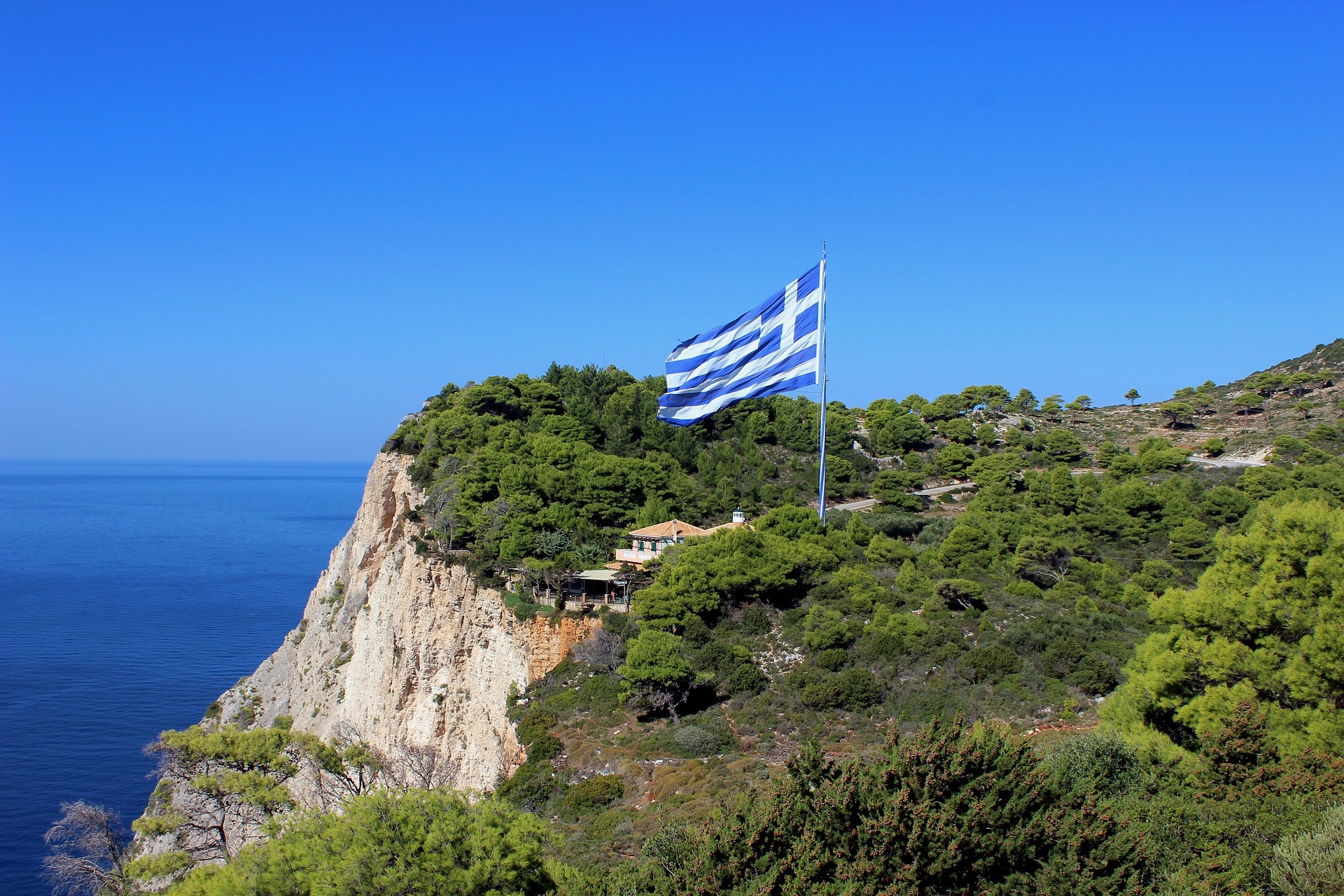 Grecka flaga na wyspie Zakynthos. Źródło: pixabay.com