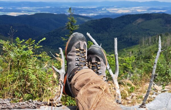 buty trekkingowe na tle pięknego krajobrazu