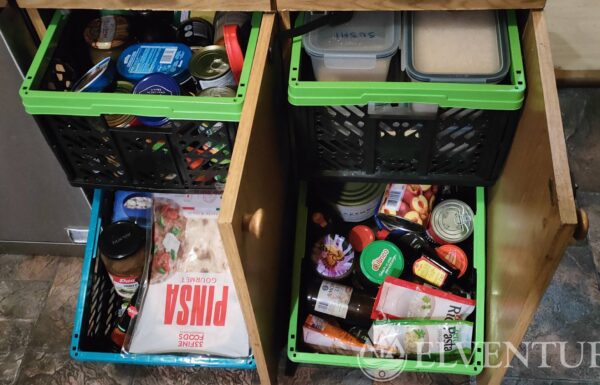 zapasy w skrzynkach w szafce