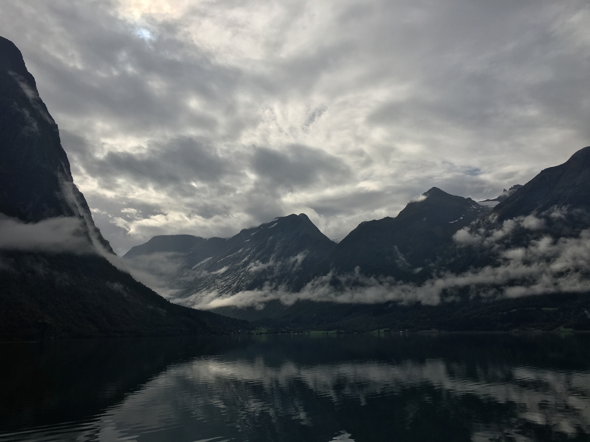 górski krajobraz Norwegii, zachmurzone niebo