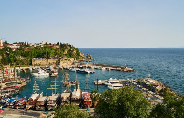 Co warto zobaczyć w Turcji? Antalyę. Na tym zdjęciu widać małą zatoczkę, w której cumują łodzie.