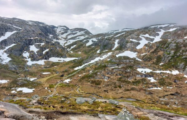 skaliste, norweskie góry, przyprószone śniegiem