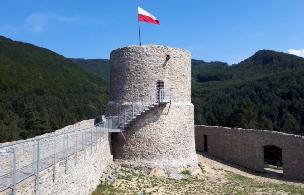 ruiny wieży zamkowej w Rytrze