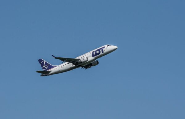 samolot linii lotniczych lot wzbija się w przestworza
