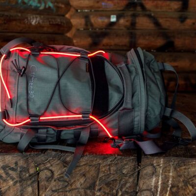 plecak wisport crafter 30 z oświetleniem sunfibre, zdjęcie wykonane w drewnianej wiacie na szlaku