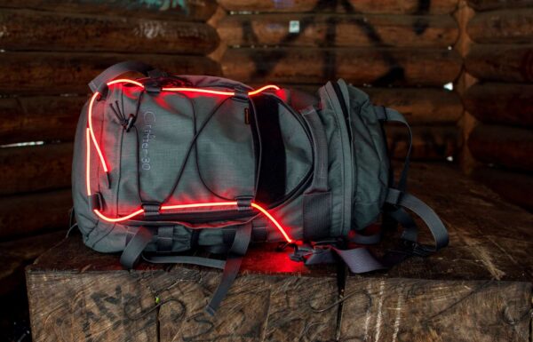 plecak wisport crafter 30 z oświetleniem sunfibre, zdjęcie wykonane w drewnianej wiacie na szlaku