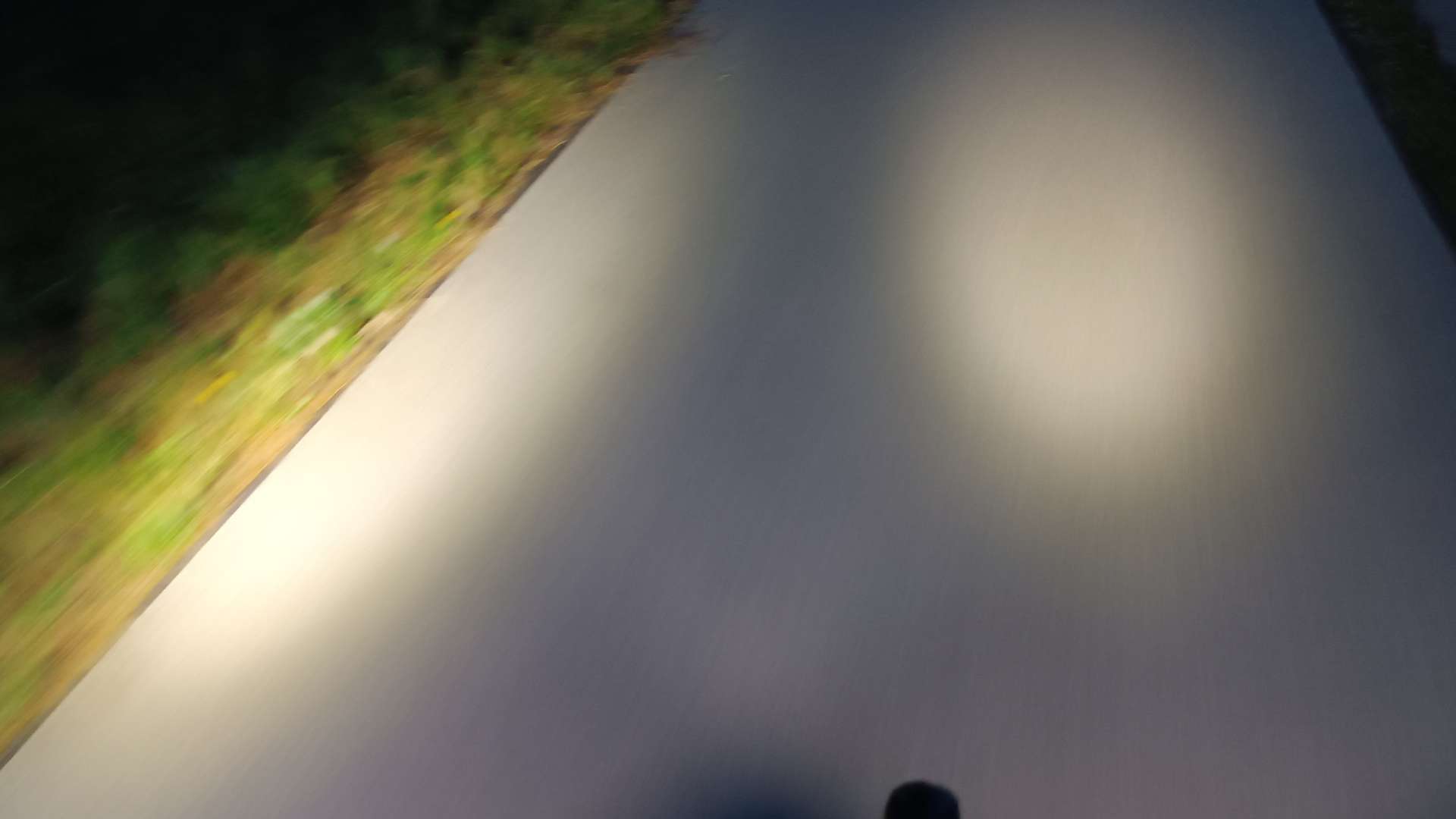 dwa strumienie światła rozjaśniają drogę przed rowerem, jazda na rowerze dla początkujących to także dbanie o bezpieczeństwo