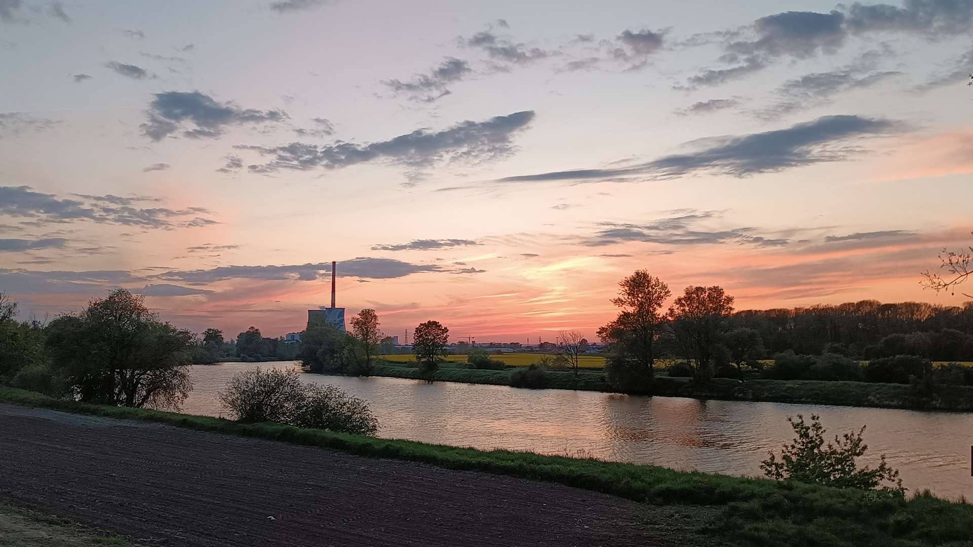 widok na WIsłę i zachodzące słońce, bo jazda na rowerze może być miła też dla początkujących