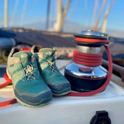 Buty Haix Black Eagle Adventure 3.0 GTX WS low postawione na łodzi, obok mocowania cumy