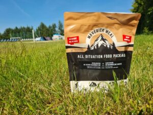 Torebka Maverick Meal All Situation Food Package położona na trawniku