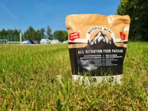 Maverick Meal All Situation Food Package - torebka postawiona na trawniku
