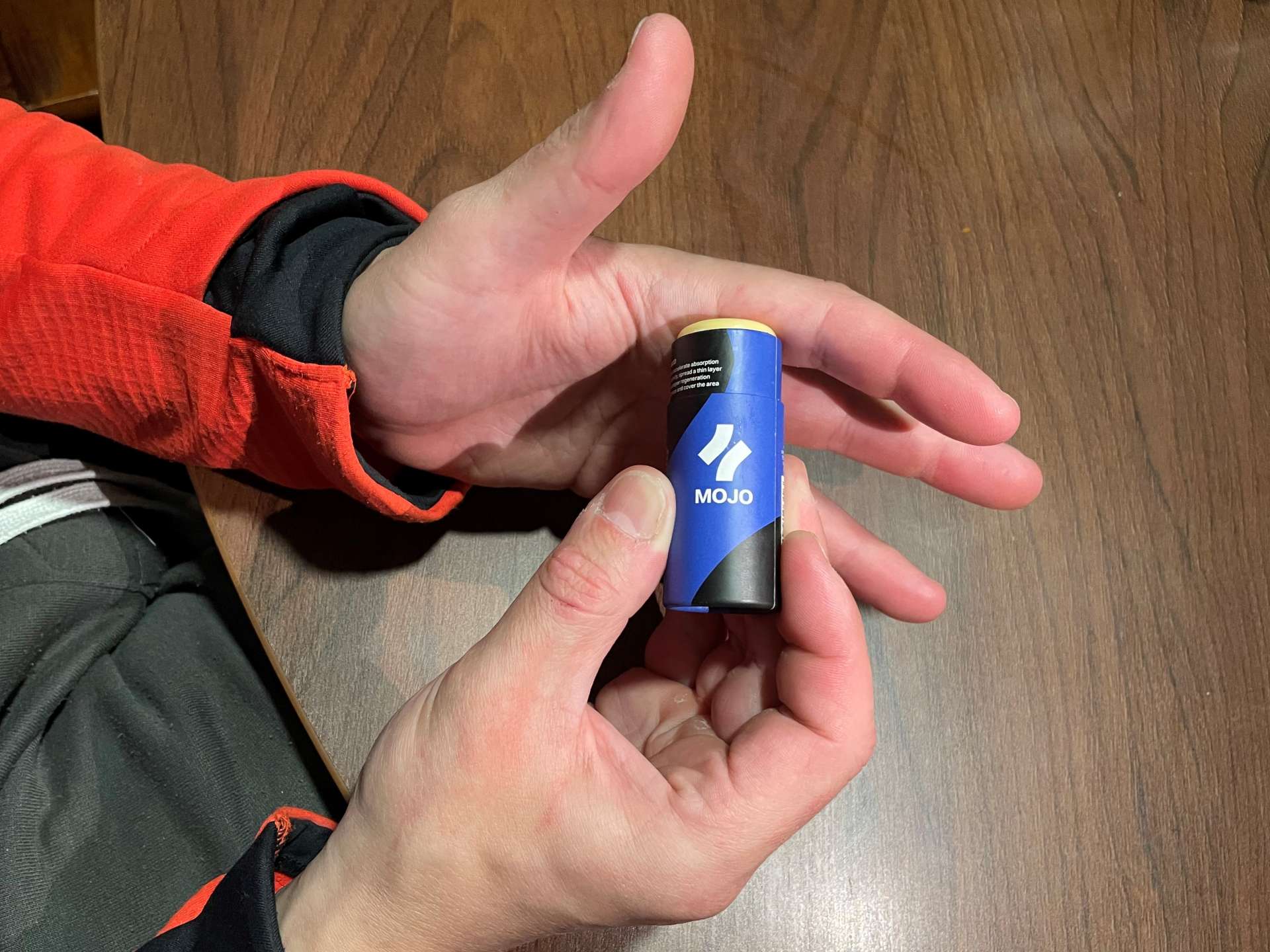 mężczyzna trzyma w dłoniach krem Mojo w sztyfcie