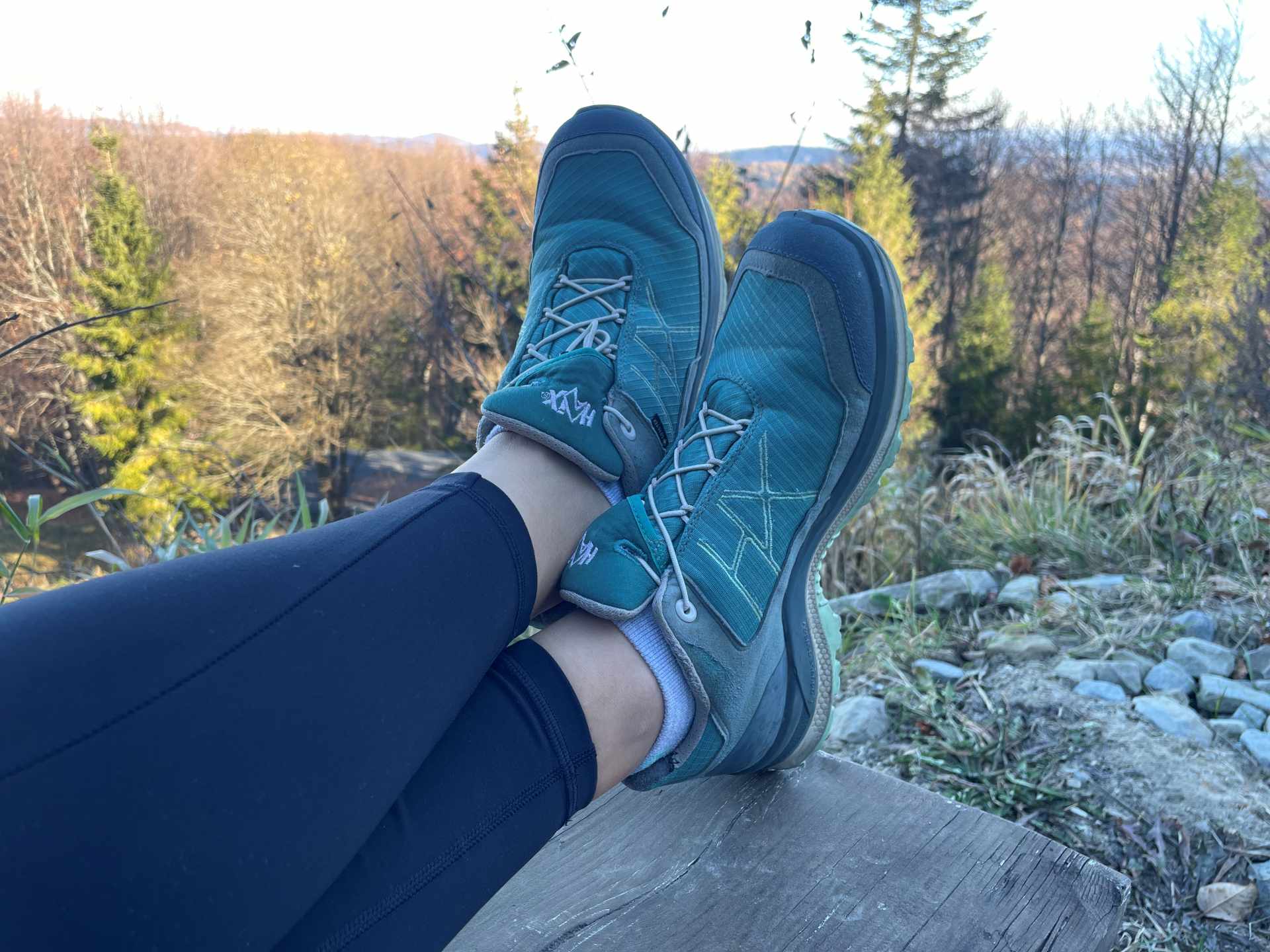 Odpoczynek na szlaku. Na wygodnie ułożonych stopach buty HAIX Black Eagle Adventure 3.0 GTX WS low