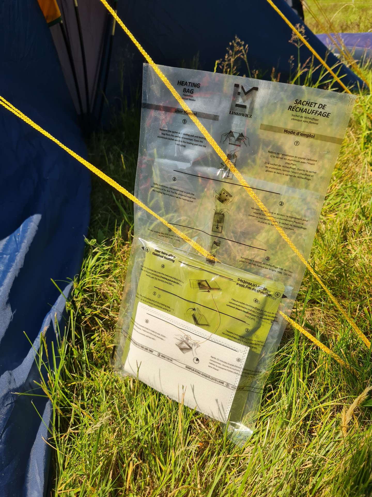 podgrzewacz bezpłomieniowy, który wchodzi w skład zestawu: duża torba z zawartością