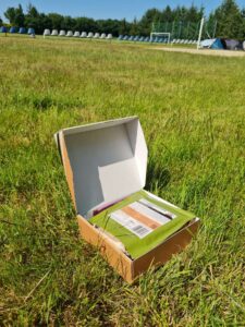 Otwarte opakowanie Maxi Food Package postawione na trawniku