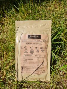 torebka z mieszanką do przygotowania smoothie, sfotografowana na trawniku