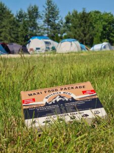 Tekturowe opakowanie Maxi Food Package od Maverick Meal położone na trawie